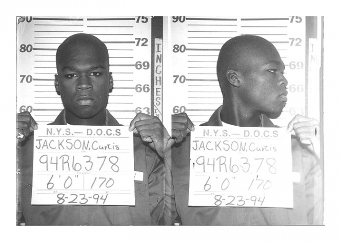 
	
	Chàng rapper 50 Cent trở thành người cung cấp ma tuý khi mới 12 tuổi và bị bắt vào năm 1994 vì tội buôn bán ma tuý và ba tuần sau đó, anh lại bị bắt vì tàng trữ ma tuý.